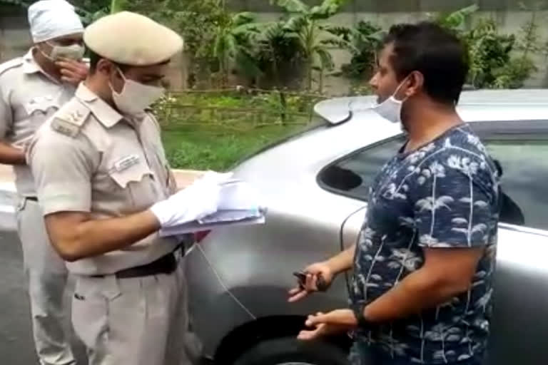 delhi police mask challan at naraina road due to coronavirus