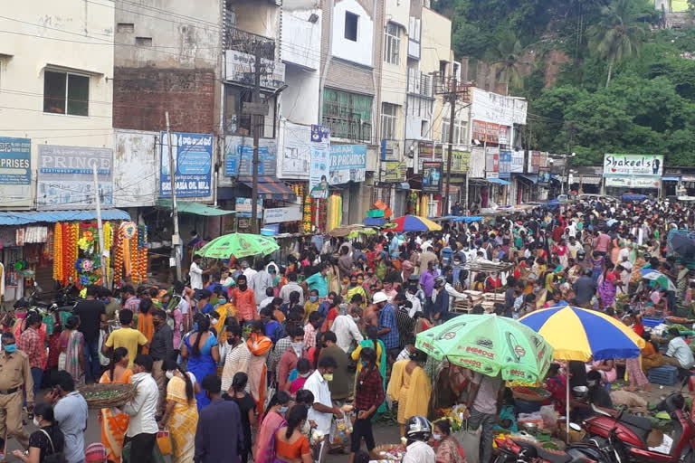 huge rush at purna market in vishakapatnam