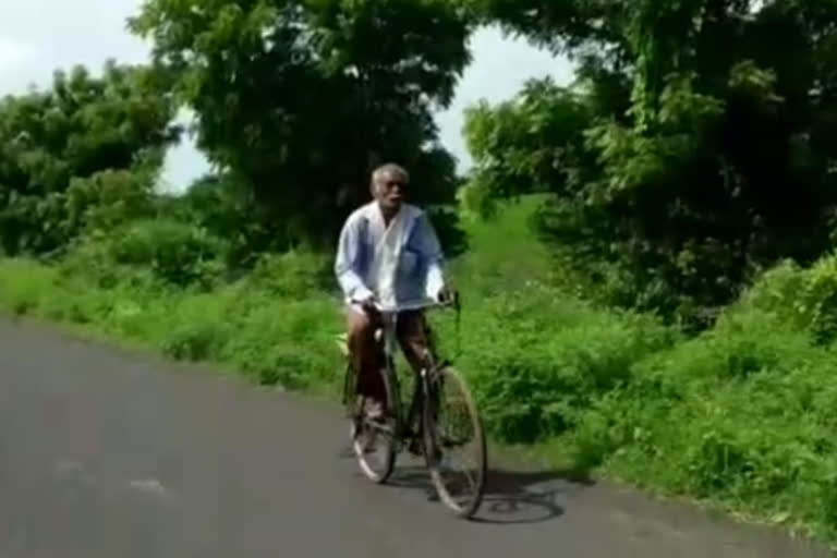 old age person went to bank by cycle due to lack to bus services in amravti