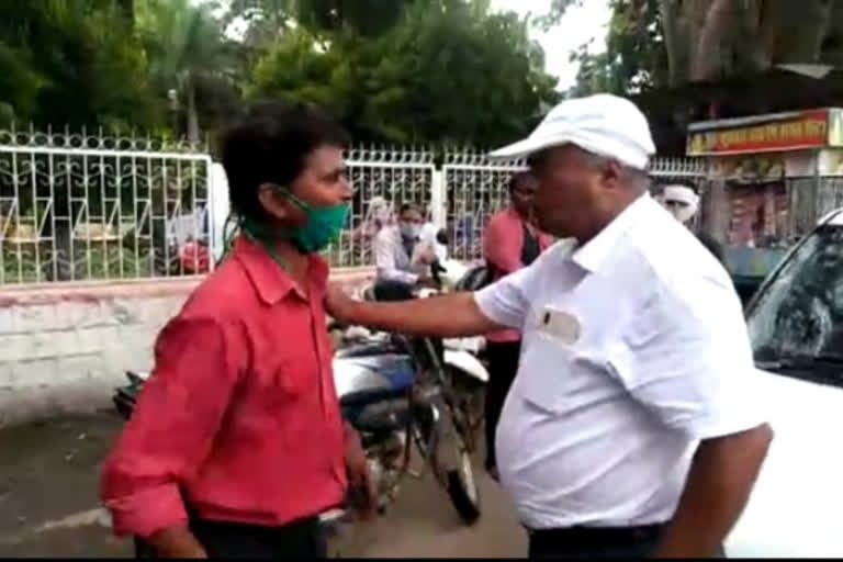 Municipal officer dispute with tea seller