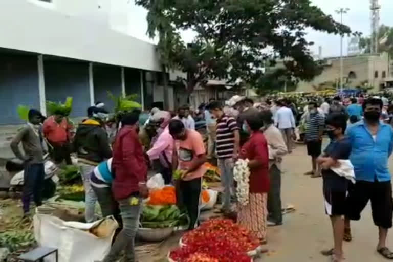 ಹೂವಿನ ಮಾರುಕಟ್ಟೆಯಲ್ಲಿ ಜನಜಂಗುಳಿ