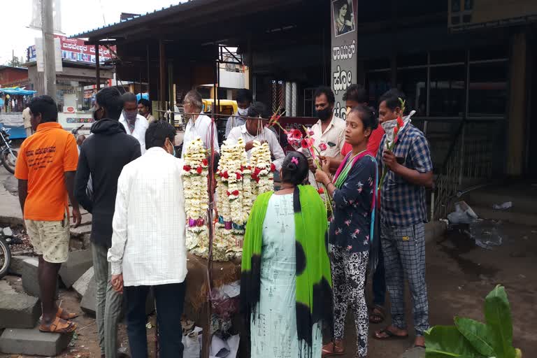 Rate of fruits and flowers raised due Varamahalakshmi Pooja