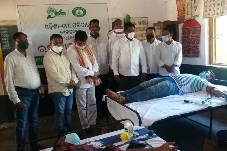 blood donation camp, jeevan Bindu in brahamagiri, କୋରନା ମହାମାରୀ ମଧ୍ୟରେ ରକ୍ତଦାନ ଶିବିରି, 35 ୟୁନିଟ ରକ୍ତ ସଂଗୃହିତ, ବ୍ରହ୍ମଗିରି ଖବର