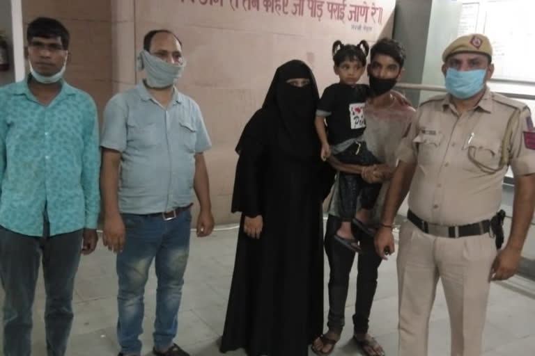 Hauz Qazi police handed over girl to her parents in delhi