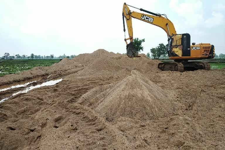 Shortage of sand in Dhamtari