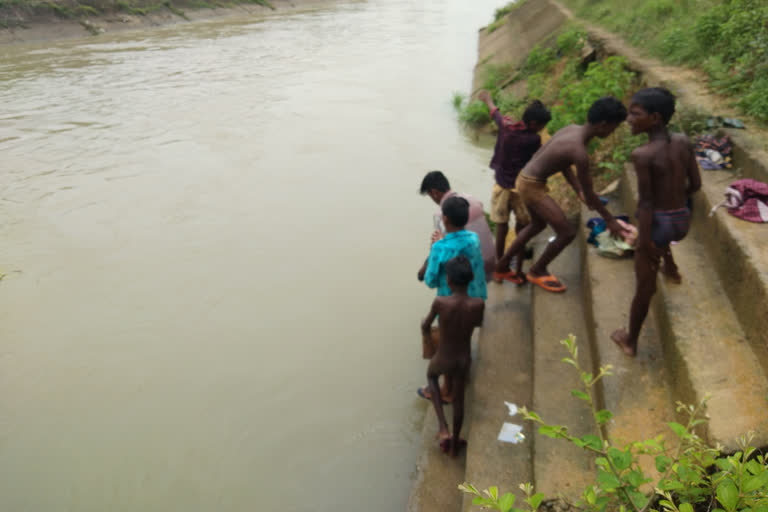 children risking their life in bathing on canal in korba