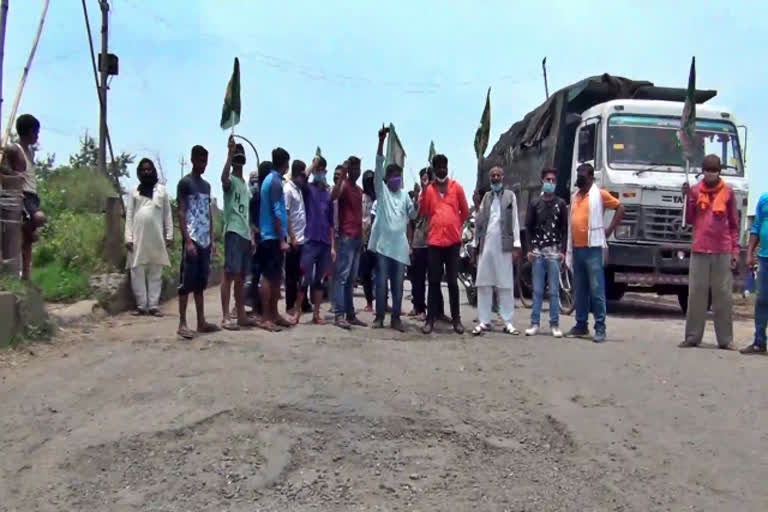 RJD workers protest in bokaro