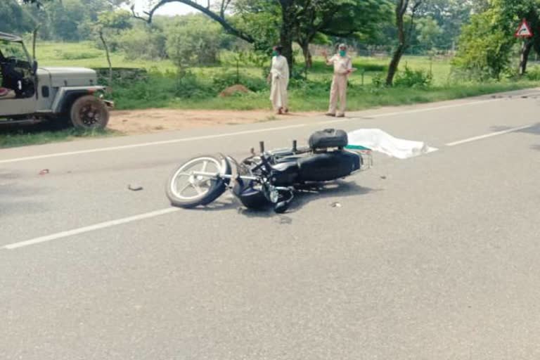 woman died in road accident in Simdega, road accident in Simdega, News of simdega kolebira police station, सिमडेगा में सड़क दुर्घटना में एक महिला की मौत, सिमडेगा में सड़क दुर्घटना, सिमडेगा कोलेबिरा थाना की खबरें