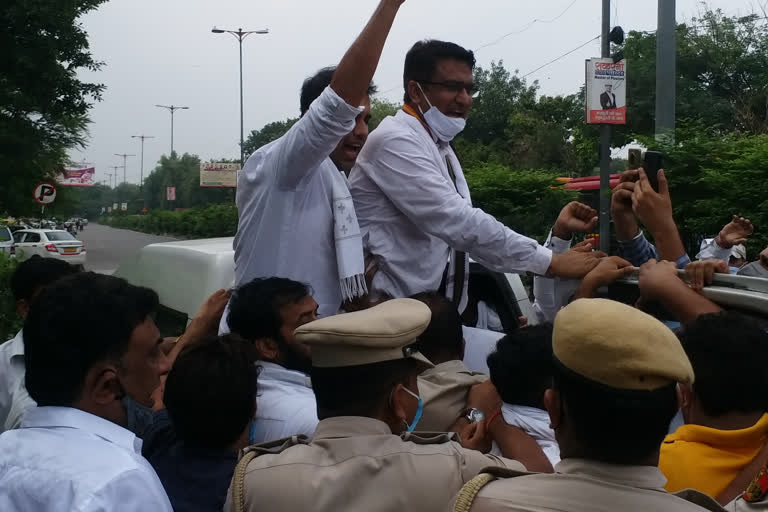 dpcc protest with Chaudhary Anil Kumar on civic center against sdmc new tax hike