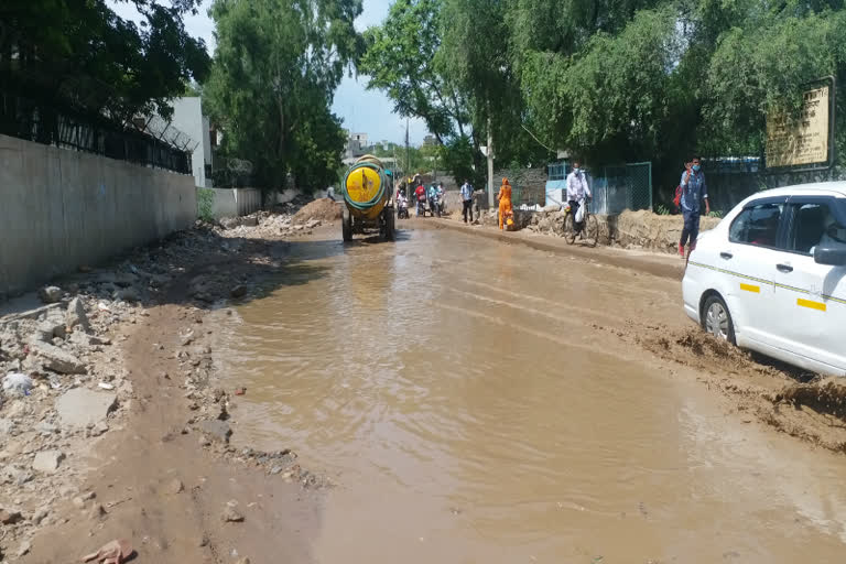 sangam vihar people facing problem due to incomplete road construction