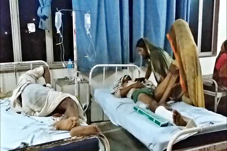 ambulance overturned uncontrollably  भालता थाना क्षेत्र  मंगलपुरा गांव  mangalpura village  एसआरजी अस्पताल झालावाड़  SRG hospital Jhalawar