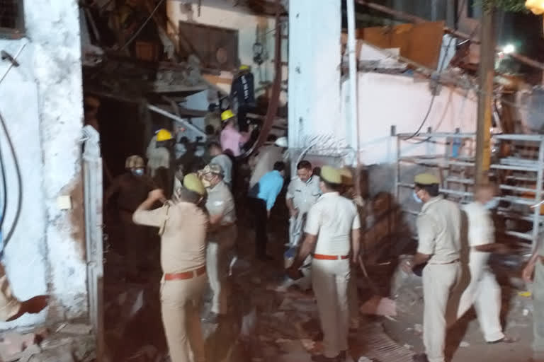 ഗ്രേറ്റർ നോയിഡയിൽ ബഹു കെട്ടിടം തകർന്നു വീണു  Building collapses in Delhi's Greater Noida