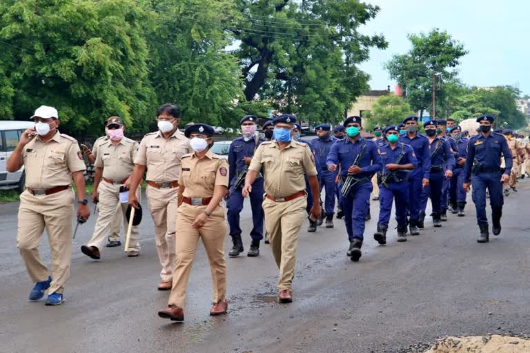 Police route march in Solapur on backdrop of Bakri Eid and Corona