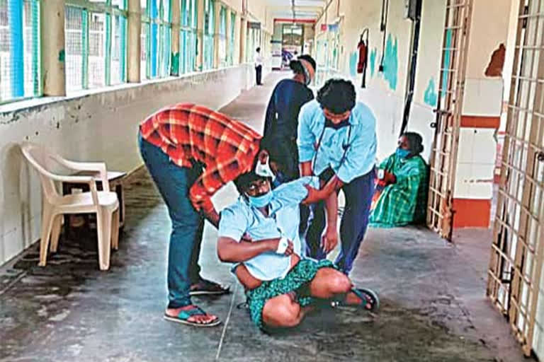 A man came for treatment of corona virus and died on the steps of GGH, Guntur district due to staff negligence.