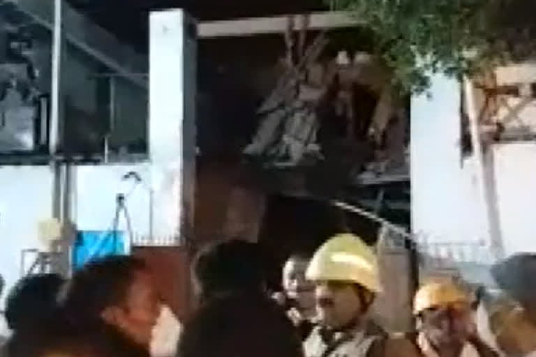 building collapses in Noida  Yogi Adityanath  NDRF team  under construction building collapses in Noida  Noida building collapse  Noida police  building collapses in Noida  building collapsed in Uttar Pradesh  2 killed, 3 injured as portion of under-construction building collapses in Noida  നോയിഡയിൽ ബഹുനില കെട്ടിടം തകർന്ന് രണ്ട് പേർ മരിച്ചു  മുഖ്യമന്ത്രി യോഗി ആദിത്യനാഥ്