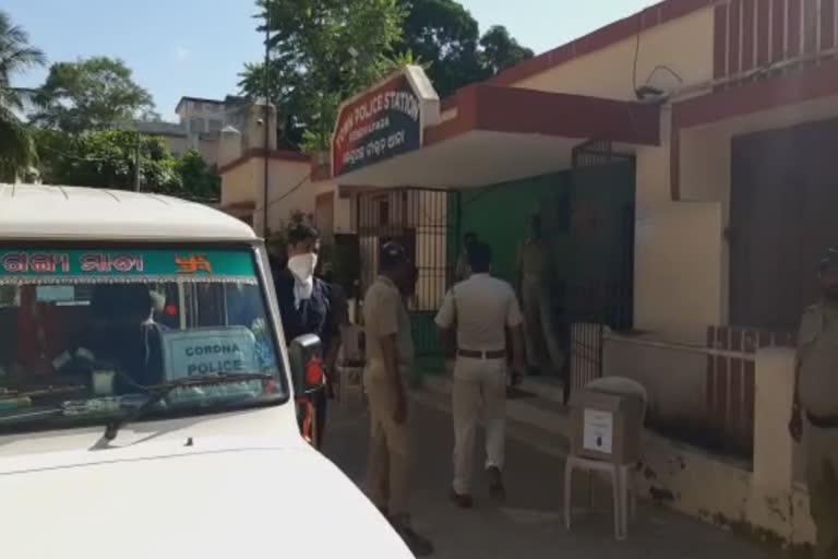 Two doctors arrested, kendrapara police, attacking on police and journalists, 6 ସହଯୋଗୀ ସହ ଦୁଇ ଡାକ୍ତର ଗିରଫ, ଡାକ୍ତରଙ୍କୁ ଗିରଫ କଲା ଟାଉନ ଥାନା ପୋଲିସ, ପୋଲିସକୁ ଆକ୍ରମଣ, କେନ୍ଦ୍ରାପଡ଼ା ପୋଲିସ