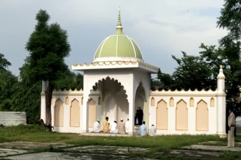 Five people prayed together in Idgah