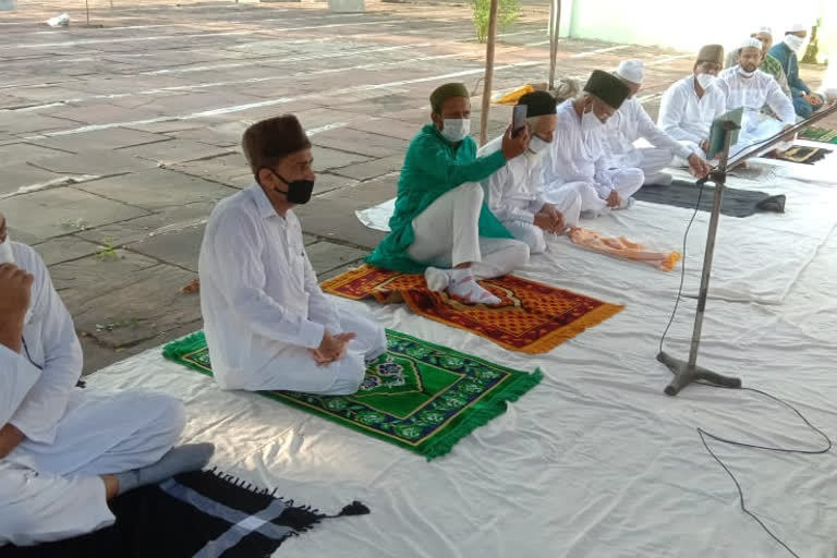 ईदगाह पर पांच नमाजियों ने पढ़ी नमाज, Five namazis offer prayers at Idgah