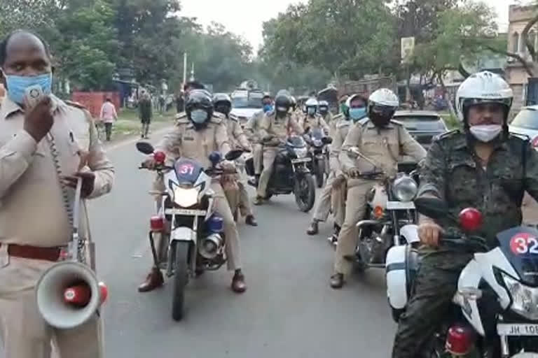 धनबाद पुलिस ने निकाला फ्लैग मार्च