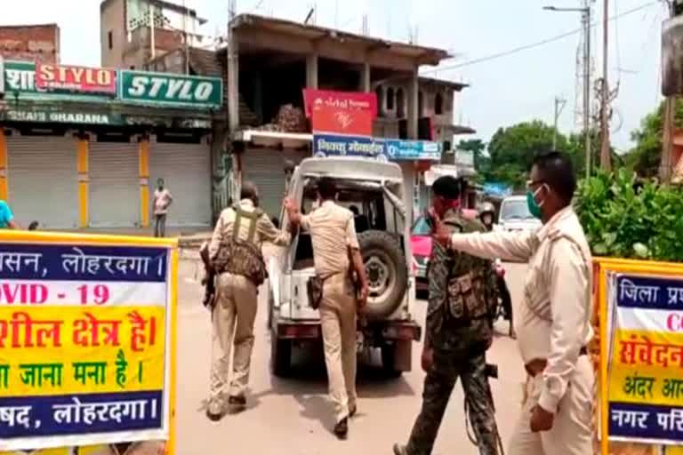 Police van gets spoiled during patrolling in Lohardaga, news of Lohardaga police, Lohardaga Police does not have best van, लोहरदगा में पुलिस वैन गश्त के दौरान हो जाती है खराब, लोहरदगा पुलिस की खबरें, लोहरदगा पुलिस के पास नहीं हैं बेहतर वैन