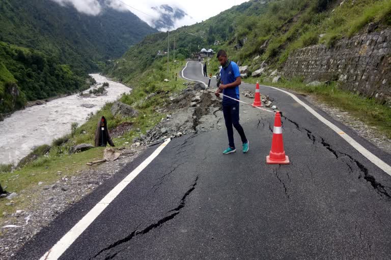 मलबा आने से यमुनोत्री हाईवे बंद