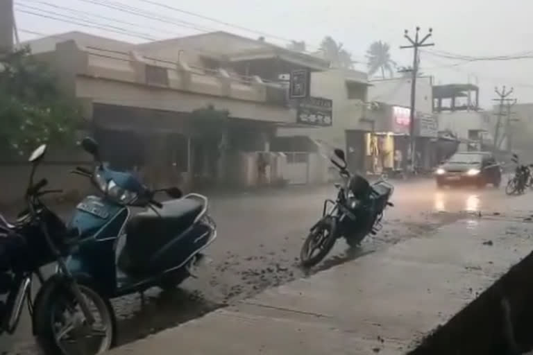 Heavy rain with thunder and lightning in Puduvai