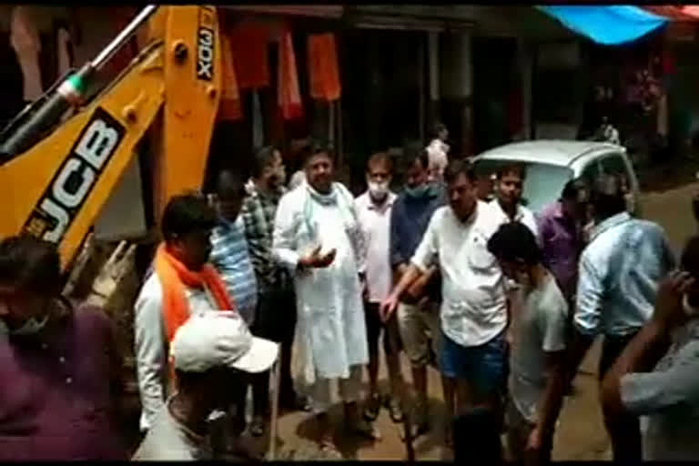 bjp-workers-removed-silt-from-outside-shops