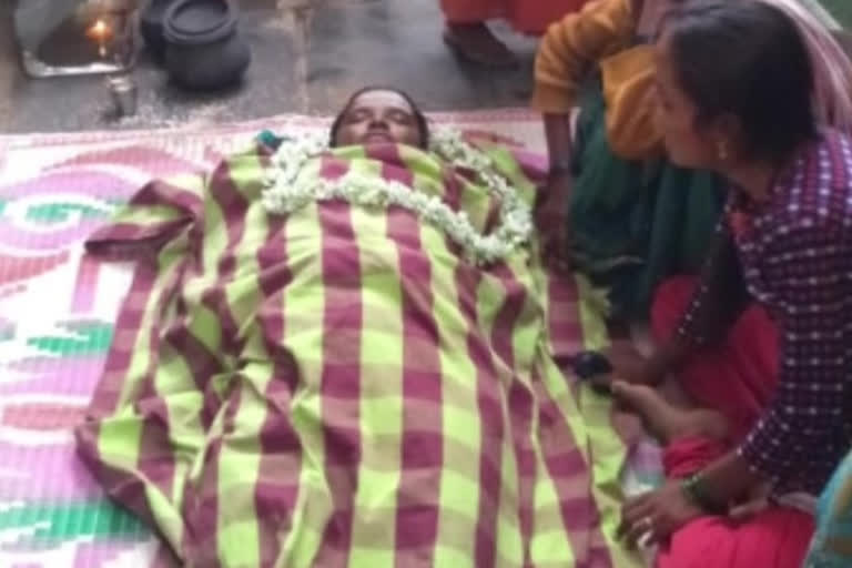 Woman killed by snake bite at kundurpi ananthapuram district