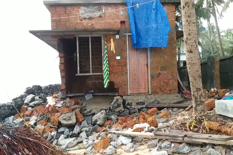 Sea level rise at Bhatt Road Beach  ഭട്ട് റോഡ്  കടലാക്രമണം രൂക്ഷം  വീടുകള്‍ തകര്‍ന്നു  പൂലമുട്ട്നിര്‍മാണം