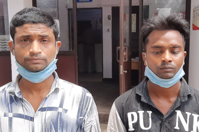 vijaynagar police arrested two prized crooks who robbed software engineer car