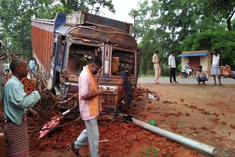 A truck full of iron rod met to an accident