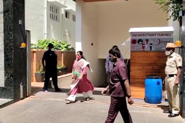 sashikala jolle met Minister Ramesh Jarakiholi