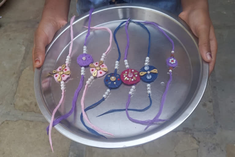 Rakhi made by families in the containment zone in latur