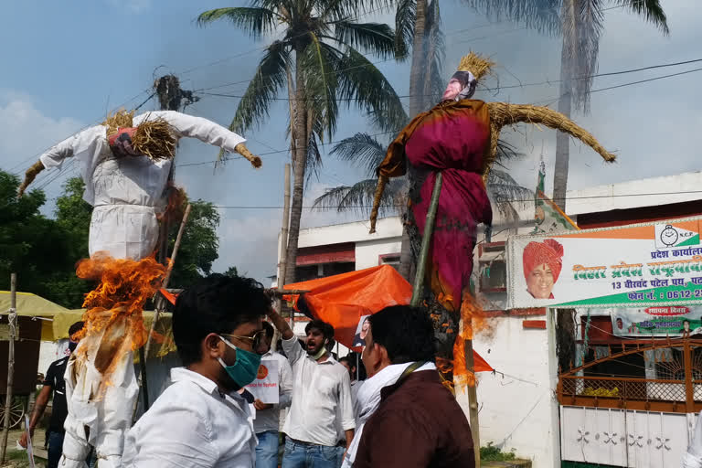 करणी सेनाने फूंका रिया चक्रवर्ती का पुतला