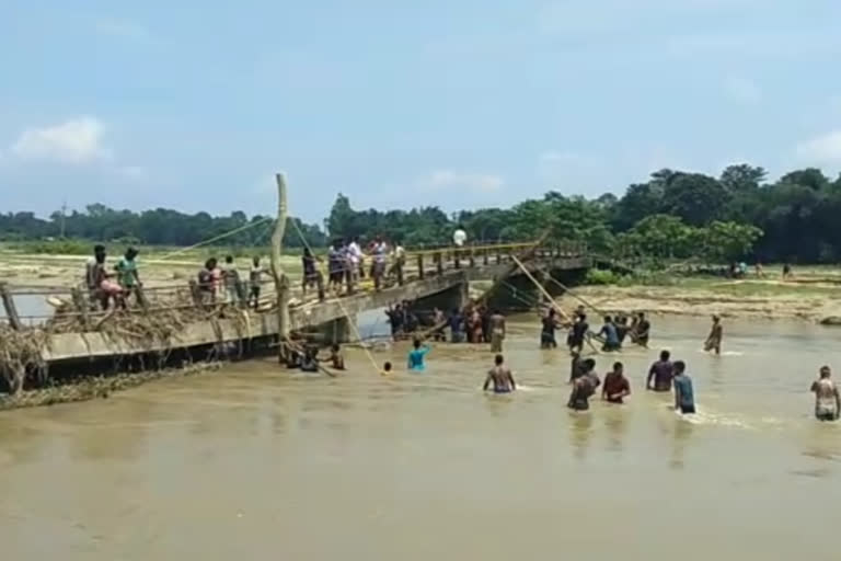 public-repairing-bridge-at-baksha