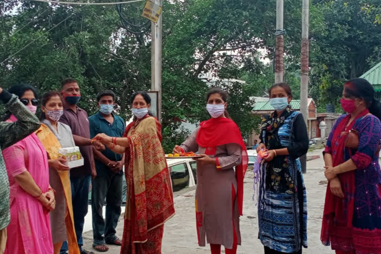 BJP Mahila Morcha tied the Rakhi for cleaning workers in nahan