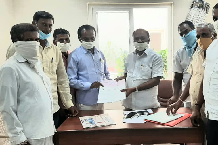 cm help fund cheques distributed by the mla dharmareddy to the Beneficiary at parakala in warangal rural