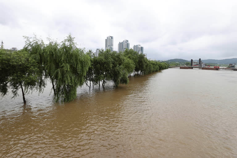 Heavy rain hammers South Korea, leaving 6 dead, 7 missing