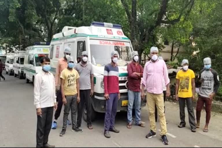 108 ambulance drivers demonstration in dhanbad, Corona infection increases in Dhanbad, Ambulance drivers afraid of Corona, धनबाद में 108 एंबुलेंस चालकों ने किया प्रदर्शन, धनबाद में बढ़ता कोरोना का संक्रमण, कोरोना से डर रहे एंबुलेंस चालक