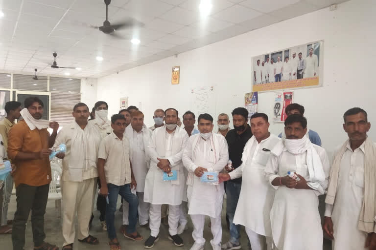 congress distributed surgical mask and sanitizer in pundari market kaithal