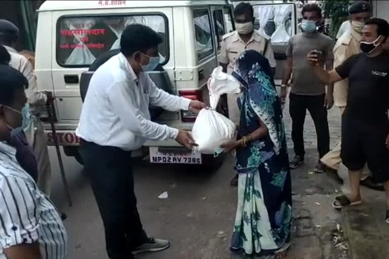 Chhatarpur administration distributed food to poor and needy