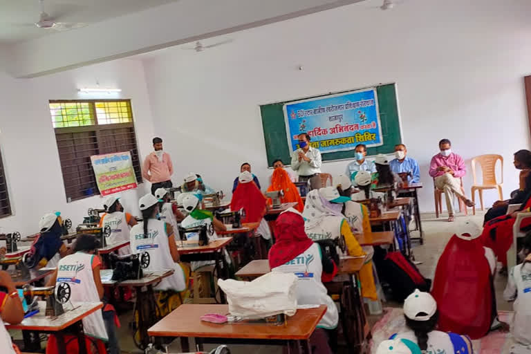 Certificate distribution program organized for free sewing training