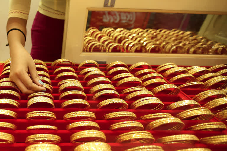 Gold futures surge as international prices hit new high