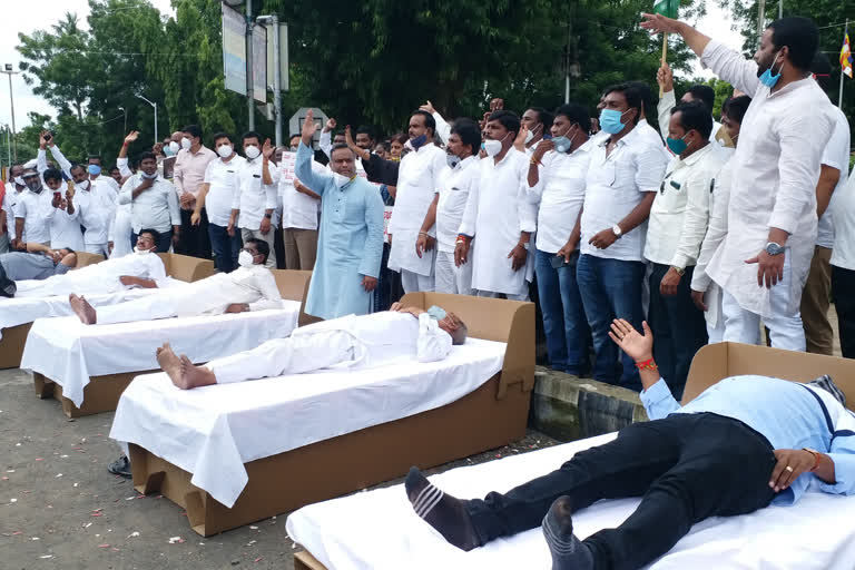 Congress activists protest against refusing bed