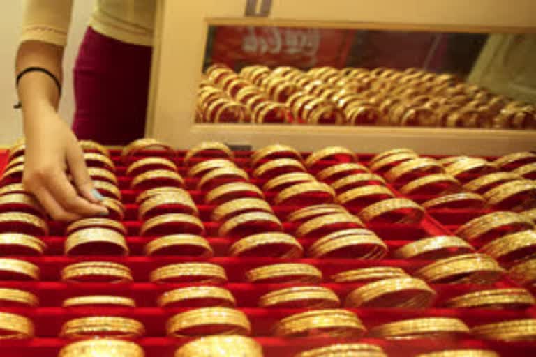 Bull run continues: Gold touches Rs 54,199 in futures market