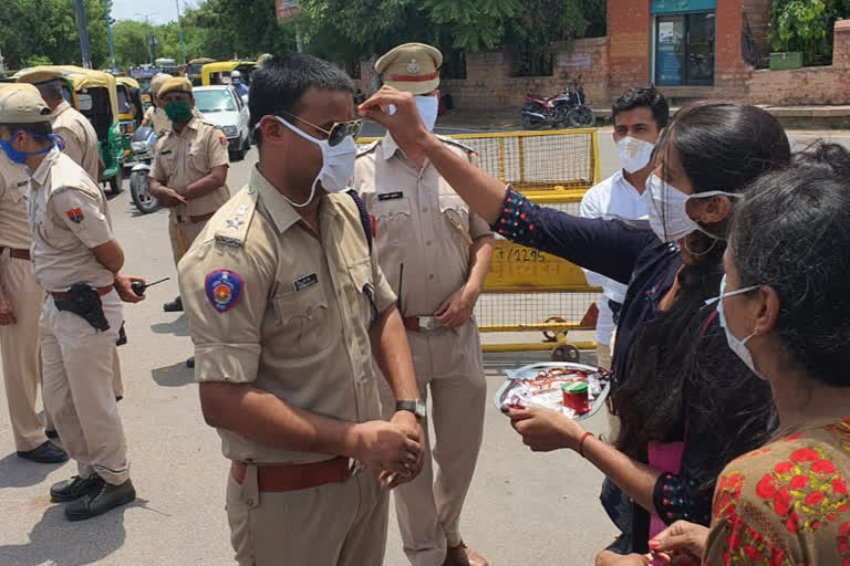 DCP tied Rakhi and gave masks, मास्क के साथ रक्षाबंधन मनाने की अपील