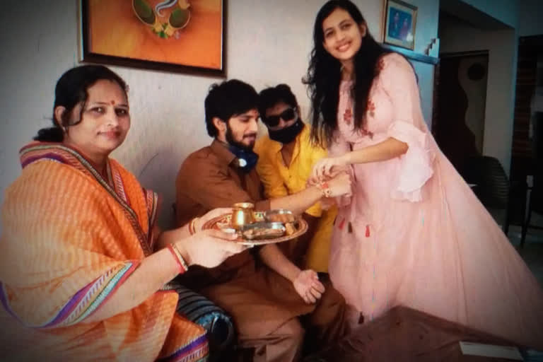 बहनें भाई की कलाई पर बांध रही रक्षासूत्र, Sisters tying rakhi on brothers wrist