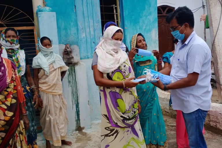 Journalist distributed masks to women