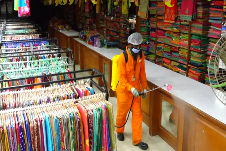 erode dress shop owner  ஈரோடு மாவட்டச் செய்திகள்  ஜவுளி நிறுவனருக்கு கரோனா  erode latest news  erode corona update news tamil