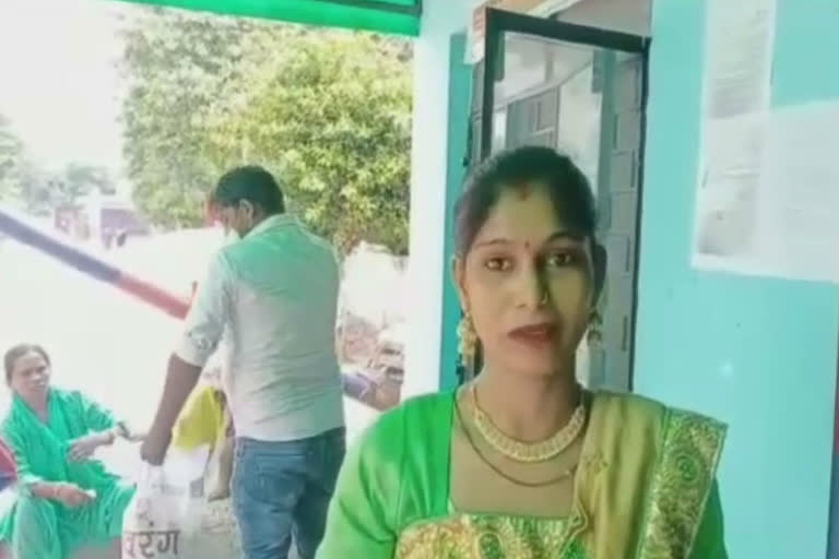 Sister crying at gate of Dasna jail for not tying Rakhi on brothers wrist